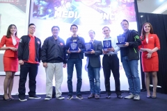 Penyerahan plakat sebaga Token of Appreciation dari MIX 360 ESPORTS kepada para partner dan sponsor, didampingi oleh VIP Usher dari Air Asia (kiri-kanan): Harry Kartono, Chief Operational Officer, MIX 360 ESPORTS; Bimo Setiawan, Chief Executive Officer, MIX 360 ESPORTS; Lius Andre Saputra, Esports Manager, Moonton Indonesia; Alan Chou, Chief Executive Officer, meta.us; Tyler Sycamore, Regional Manager SEA, Niko Partners; David Tse, Global Esports Director, Razer.