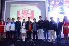 Chief Operational Officer (COO) MIX 360 ESPORTS,Bapak Harry Kartono (keenam dari kiri) dan Presiden IESPA, Eddy Lim (keenam dari kanan) didampingi oleh perwakilan dari para sponsor (Air Asia, RAZER, Rexus) partner (Meta.us, Niko Partners dan Moonton), dan perwakilan MegaKiss selaku Ambassador dalam acara media launch IEL University Series 2019.
