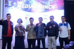 Tampak di foto (dari kiri): Harry Kartono, Chief Operational Officer, MIX 360 ESPORTS; Helen Sarita Delima, PLT Sekjen KOI; Chandra Bhakti, PLT Deputi IV, KEMENPORA; Eddy Lim, Presiden IESPA; Bimo Setiawan, CEO MIX 360 ESPORTS; Budi Santoso, CEO REXUS; David Tse, Global Esports Director, Razer.