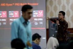 Manajer Pengembangan Bisnis-Pemerintah dan Perusahaan AMD Far East Ltd, Brando Lubis (kanan) menjelaskan keunggulan berbagai produk laptop dan komputer yang telah menggunakan prosesor AMD Ryzen Pro pada sosialisasi E-Purchasing E-Katalog 2018 di Banda Aceh, Aceh, Kamis (27/9). (Foto Antara Aceh/Irwansyah Putra/18).