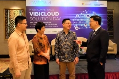 ViBiCloud Luncurkan Inovasi Terbaru Layanan Business - Ready Solution Dalam Mendukung Industri 4.0
Tampak dalam foto (Kiri - kanan): Sudono Salim, Country Manager Indonesia, AiChat; Mulia Dewi Karnadi , Chief Partner Officer & Director of Small Medium Corporate Segment, Microsoft Indonesia; Alfonsus Bram, CEO & Founder, VibiCloud; Christanto Suryadarma , APAC Director & General Manager, HPE Pointnext Global Channel & HPE Service Provider, Hewlett Packard Enterprise.